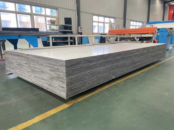 CFRTP材料闆更耐高(gāo)溫可與高強度鋼(gāng)媲美